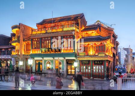 Maisons historiques de style chinois traditionnel le long de la steet commerciale de Qianmen dans le centre-ville de Beijing, en Chine. Un Starbucks occupe le rez-de-chaussée de Banque D'Images