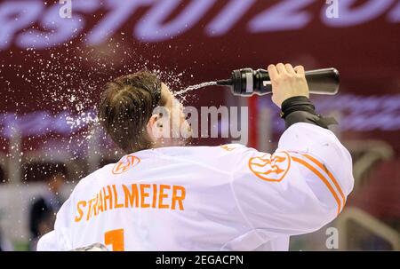 Düsseldorf, Allemagne. 16 févr. 2021. Goalwart Dustin STRAHLMEIER (WOB) rafraîchissement hockey sur glace 1er Bundesliga, DEL Group North match day 18, Duesseldorfer EG (DEG) - Grizzlys Wolfsburg (WOB) 1: 2 OT, le 16 février 2021 à Düsseldorf/Allemagne | usage dans le monde crédit: dpa/Alay Live News Banque D'Images