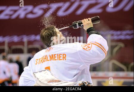 Düsseldorf, Allemagne. 16 févr. 2021. Goalwart Dustin STRAHLMEIER (WOB) rafraîchissement hockey sur glace 1er Bundesliga, DEL Group North match day 18, Duesseldorfer EG (DEG) - Grizzlys Wolfsburg (WOB) 1: 2 OT, le 16 février 2021 à Düsseldorf/Allemagne | usage dans le monde crédit: dpa/Alay Live News Banque D'Images