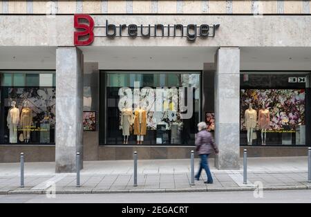 Stuttgart, Allemagne. 18 février 2021. Un lettrage de la société de détail Bremuninger est attaché à une façade du grand magasin de Breuninger dans le centre-ville. Breuninger doit continuer à fermer ses magasins à la suite d'une décision du tribunal administratif. Credit: Marijan Murat/dpa/Alamy Live News Banque D'Images