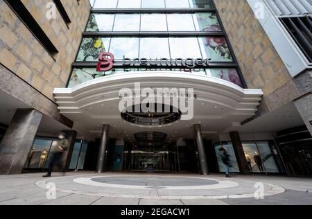 Stuttgart, Allemagne. 18 février 2021. Un lettrage de la société de détail Bremuninger est attaché à une façade du grand magasin de Breuninger dans le centre-ville. Breuninger doit continuer à fermer ses magasins à la suite d'une décision du tribunal administratif. Credit: Marijan Murat/dpa/Alamy Live News Banque D'Images