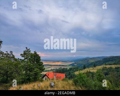 Après-midi nuageux en montagne avec bâtiment de toit rouge Banque D'Images