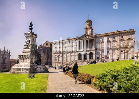 10 Mars 2020: Porto, Portugal - Praca Infante Dom Henrique ou Prince Henry la place du navigateur à Porto, avec le Palais Bolsa, l'ancien stock Exch Banque D'Images