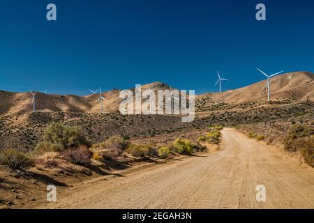 Parc éolien, Hoffman Summit, vue depuis Jawbone Canyon Road, Jawbone–Butterbredt zone de préoccupation environnementale critique, Sierra Nevada, Californie, États-Unis Banque D'Images