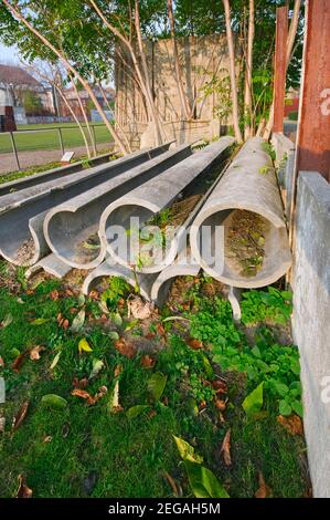 Vue de parties en béton démontées et entreposées de l'ancien mur de Berlin dans le Mémorial du mur de Berlin-Mitte en novembre 2011. Banque D'Images