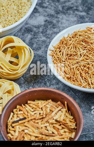 Divers types de pâtes sèches sur fond de marbre Banque D'Images