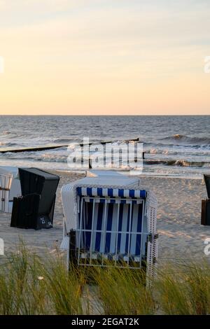 Chaises de plage le soir sur la plage isolée de Zempin sur l'île d'Usedom. Banque D'Images