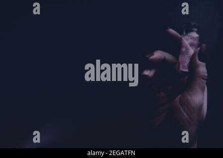 Femme tenant la main dans la cellule de bouteille de division. Vue Macro. Gros plan du pixel. Banque D'Images