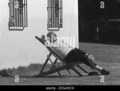 Il y a 25 ans, le 23 février 1996, Helmut SCHOEN est mort, football, Camp d'entraînement de l'équipe nationale allemande de football avant la coupe du monde de football 1978 en Argentine, à Ascochinga, l'entraîneur national Helmut SCHOEN est allongé dans un fauteuil de pont et des bains de soleil, format paysage, enregistrement noir et blanc, 20 mai 1978. Â | utilisation dans le monde entier Banque D'Images