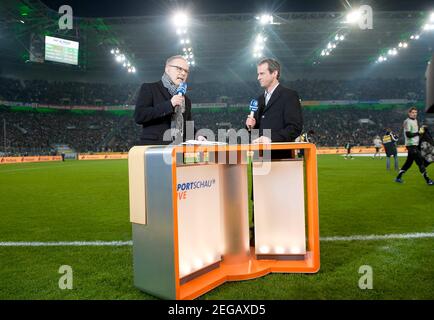 Borussia Monchengladbach, Allemagne. 20 janvier 2012. Reinhold BECKMANN aura 65 ans le 23 février 2021, présentatrice Reinhold BECKMANN l., Allemagne, avec l'expert Mehmet SCHOLL (ancien joueur de football), ARD Sportschau, TV, télévision, dans le stade de Borussia Park, live, soccer 1er Bundesliga, match 18, Borussia Monchengladbach (MG) - FC Bayern Munich (M) 3: 1, le 20 janvier 2012 à Borussia Monchengladbach/Allemagne Â | usage dans le monde crédit: dpa/Alay Live News Banque D'Images