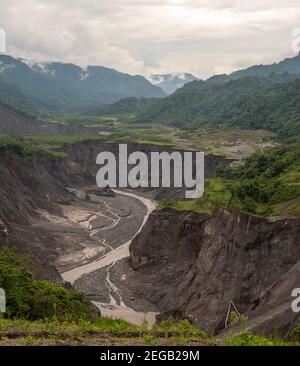 Érosion catastrophique dans la vallée de Rio Coca, Équateur, janvier 2021 un an après l'effondrement de la chute d'eau de San Rafael. Banque D'Images