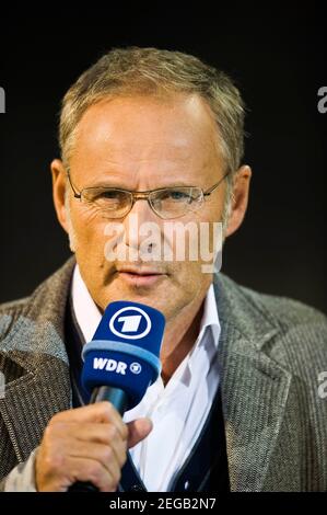 Bruxelles, Belgique. 03ème septembre 2010. Reinhold BECKMANN aura 65 ans le 23 février 2021, Reinhold Beckmann BECKMANN, Allemagne, présentateur, ARD, TV, avec microphone, portrait, portrait, Football Laenderspiel qualification EM, Belgique (bel) - Allemagne (GER) 0: 1, am 03.09.2010 à Bruxelles Â | usage dans le monde crédit: dpa/Alay Live News Banque D'Images