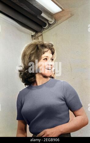 Die deutsche Sängerin und Schauspielerin Lotti Krekel, Deutschland 1960 er Jahre. L'actrice et chanteuse allemande Lotti Krekel, l'Allemagne des années 1960. 24x36 swNeg132 Banque D'Images