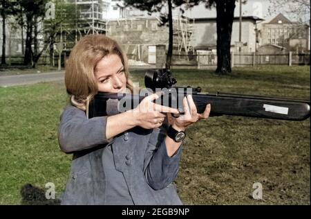 Die deutsche Schauspielerin Ini Assmann auf dem Schießstand, Deutschland 1960 er Jahre. L'actrice allemande Ini Assmann à une gamme d'armes à feu, de l'Allemagne des années 1960. 24x36 swNeg255 Banque D'Images