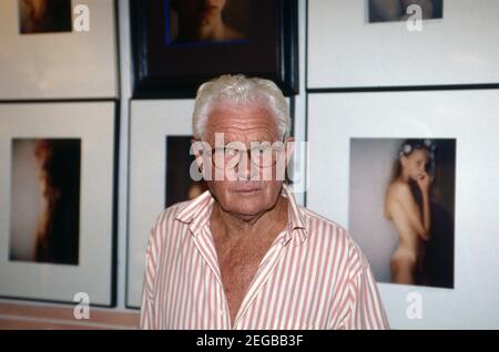 David Hamilton, britischer Kunstfotograf und Filmemacher, à Saint-Tropez, Frankreich 1999. Photographe et réalisateur britannique David Hamilton à Saint Tropez, France 1999. Banque D'Images