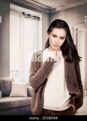 Jeune femme pensive Banque D'Images