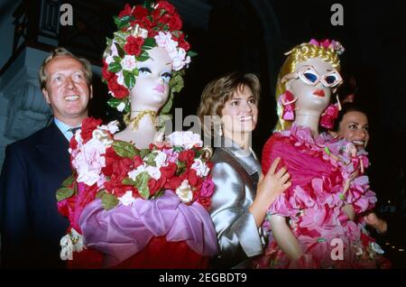 Heinrich Graf von Spreti und Fürstin Gloria von Thurn und taxis auf Schloss St. Emmeram BEI einer Auktion von Barbiepuppen zugunsten der Deutschen Kinderkrebshilfe, Aufnahme von 1995. Heinrich Graf von Spreti et Fuerstin Gloria von Thurn et taxis participant à une vente aux enchères de poupées Barbie au château de Saint-Emmeram au profit de l'aide allemande au cancer pour enfants, photo prise en 1995. Banque D'Images