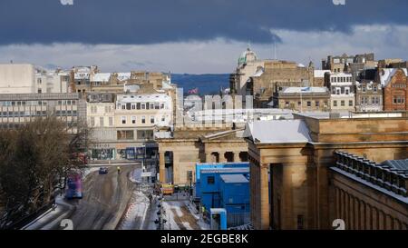 Vue sur la neige. Princes Street et le Mound. Partie du bâtiment de l'Académie royale écossaise Banque D'Images