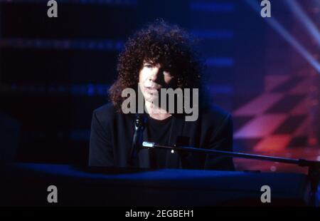 Riccardo Cocciante, italienischer Sänger, Musiker und Komponist, BEI einem TV-Auftritt, 1991. Riccardo Cocciante, chanteur, musicien et compositeur italien, représentation télévisée, 1991. Banque D'Images