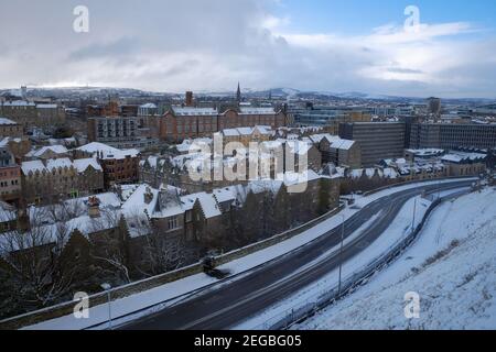 ÉDIMBOURG, ROYAUME-UNI - 17 FÉVRIER 2021 : vue sur la ville de neige. Johnston Terrace Banque D'Images