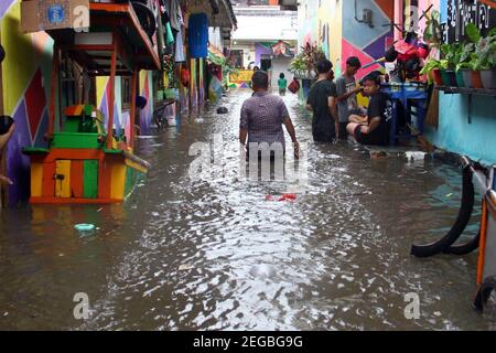 Jakarta, Indonésie. 18 février 2021. Un homme marche dans les eaux d'inondation après de fortes pluies à Jakarta, Indonésie, le 18 février 2021. Crédit : Dedy Istanto/Xinhua/Alay Live News Banque D'Images