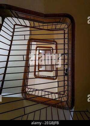 Wroclaw août 12 2019 vue vers le haut de l'escalier carré en spirale derrière les barres d'acier Banque D'Images