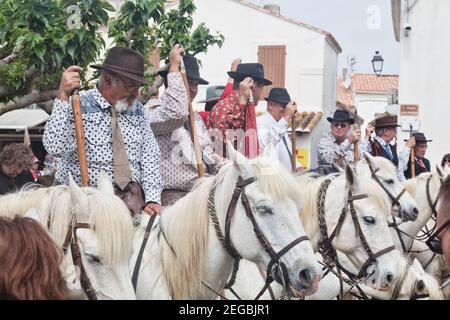 France Saintes Maries de la Mer 'les Gardiens Camargaises', au sommet de leurs chevaux Camargue, attendent devant l'église de Saintes Marie de la Mer Banque D'Images