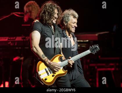 Richie Sambora et Jon bon Jovi se présentent en direct sur scène tandis que bon Jovi présente des chansons de leur nouvel album 'This House is Not for sale' au London Palladium, Londres. Date de la photo: Lundi 10 octobre 2016. Photo Credit devrait se lire: DavidJensen Banque D'Images