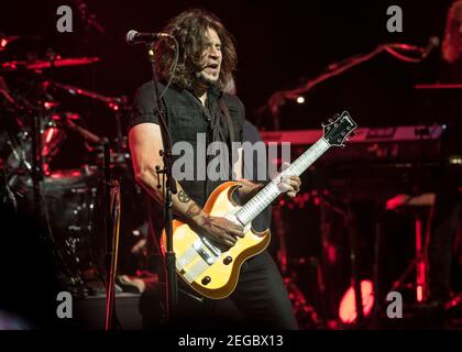 Richie Sambora de bon Jovi interprète en direct sur scène comme bon Jovi présente des chansons de leur nouvel album 'This House is Not for sale' au London Palladium, Londres. Date de la photo: Lundi 10 octobre 2016. Photo Credit devrait se lire: DavidJensen Banque D'Images