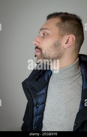 Portrait de profil d'un jeune homme aux cheveux bruns avec un court barbe Banque D'Images
