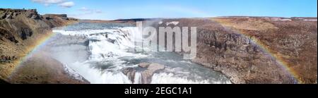 Arc-en-ciel sur la majestueuse cascade de Gulfoss, Islande Banque D'Images