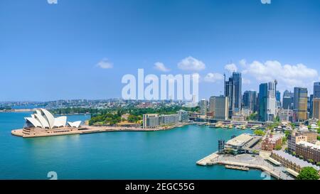 Sydney, Nouvelle-Galles du Sud, Australie - 24 janvier 2020 : vue sur Circular Quay vers la forme emblématique de l'Opéra de la ville. Banque D'Images