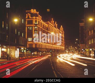 ROYAUME-UNI. Angleterre. Londres. Grand magasin Harrods la nuit. Banque D'Images