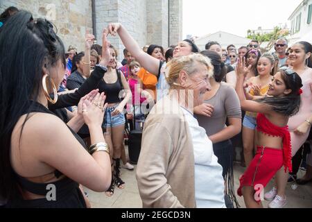 France Saintes Maries de la Mer les femmes roms dansent à la musique traditionnelle, lors de la procession annuelle de Saint Sarah Banque D'Images