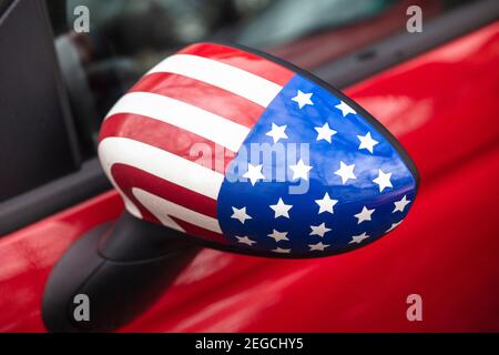 Détail du rétroviseur intérieur de voiture décoré avec le drapeau des États-Unis. Banque D'Images