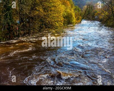 Les graves inondations causées par la rivière Derwent qui éclate ses berges Dans Matlock Derbyshire Peak District Angleterre en novembre 2019 Banque D'Images