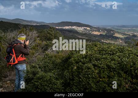 LIVOURNE, ITALIE - 25 FÉVRIER 2020: Homme inconnu Prenez des photos et une vue d'ensemble du village de gabbro pendant la randonnée dans les bois des collines de Livourne f Banque D'Images