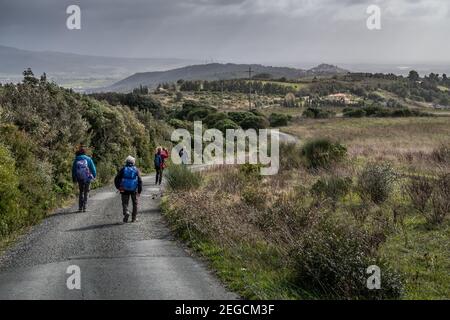 LIVOURNE, ITALIE - 25 FÉVRIER 2020 : personnes inconnues et vue d'ensemble du village de Rosignano Marittimo, Toscane, Italie Banque D'Images