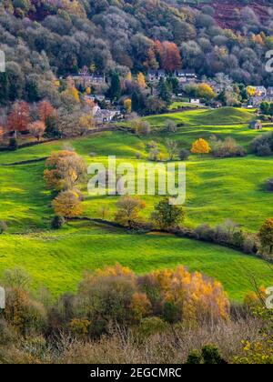 Vue sur les champs en direction du village de Starkholmes depuis Matlock Bath, dans le Derbyshire Dales Peak District Angleterre Royaume-Uni avec des arbres de couleur automnale. Banque D'Images