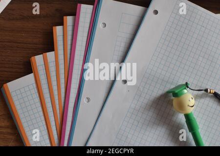 Feuilles de différentes couleurs avec un stylo en forme de un étudiant Banque D'Images