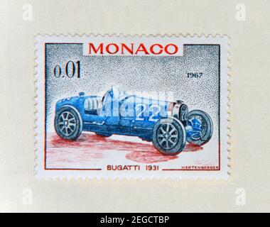 Timbre-poste de Monaco 1967 montrant une voiture de course Blue Bugatti 1931. Banque D'Images