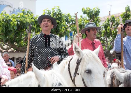 Les Gardiens Camargaises, au sommet de leurs chevaux Camargue, attendent devant l'église des Saintes Marie de la Mer que le service de l'église finisse et la proce Banque D'Images