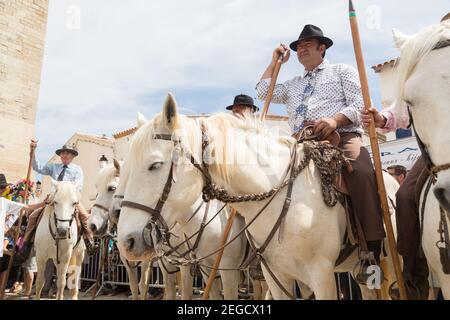 France Saintes Maries de la Mer 'les Gardiens Camargaises', au sommet de leurs chevaux Camargue, attendent le début de la procession Banque D'Images