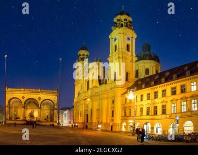 Feldherrnhalle, Field Marshalss' Hall, avec l'église Theatine de nuit sur la place Odeonsplatz, Munich, Bavière, Allemagne, Europe Banque D'Images