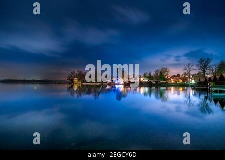 Ciel nocturne sur le lac de Starnberg, Tutzing, Fünfseenland, haute-Bavière, Bavière, Allemagne, Europe Banque D'Images