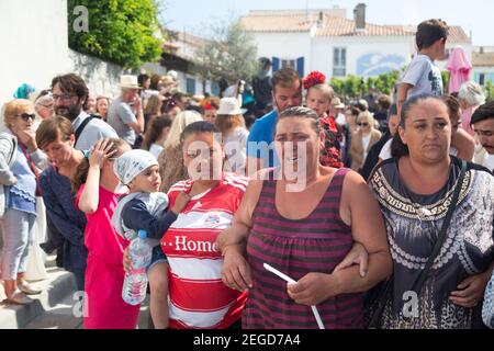 Roma et d'autres participants accompagnent la statue des Gypsy Patron Saint Sarah dans la procession annuelle à travers les rues De Saintes-Maries-de-la- Banque D'Images