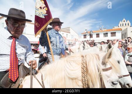 'Les Gardiens Camargaises', le cavaliers local vêtu d'une guirlande traditionnelle, accompagne la procession du patron tzigane Saint Sarah de l'église de Banque D'Images