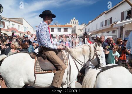 'Les Gardiens Camargaises', le cavaliers local vêtu d'une guirlande traditionnelle, accompagne la procession du patron tzigane Saint Sarah de l'église de Banque D'Images