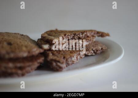 Crêpe de millet à la maison. Expérimentez avec des minoteries à la maison. Prise de vue sur fond blanc Banque D'Images