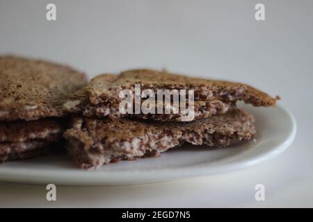 Crêpe de millet à la maison. Expérimentez avec des minoteries à la maison. Prise de vue sur fond blanc Banque D'Images